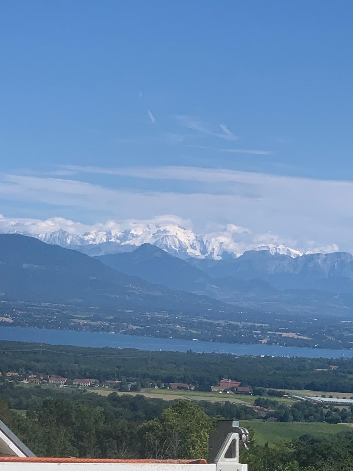 Vue sur le lac Léman et le massif du Mont-Blanc depuis les hauteurs du Pays de Gex