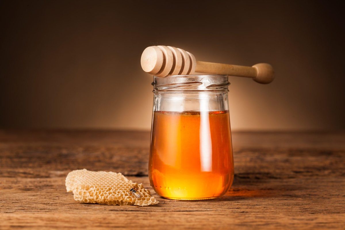 Pot de miel doré et rayon de cire